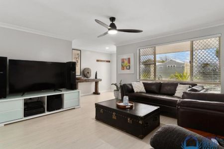 Fully Furnished 3x2 Home - Prime Location in Mandurah - Photo 2