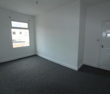 2 bedroom end of terrace house to rent - Photo 3