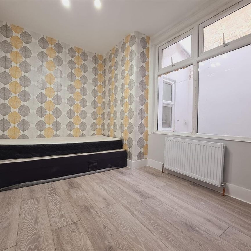 3 Bed Flat, Ruckholt Road, E10 - Photo 1