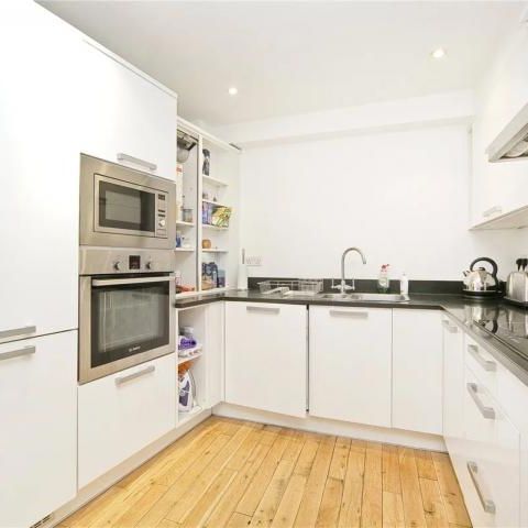 Large 2 bed 2 bath located within a secure modern development - Photo 1