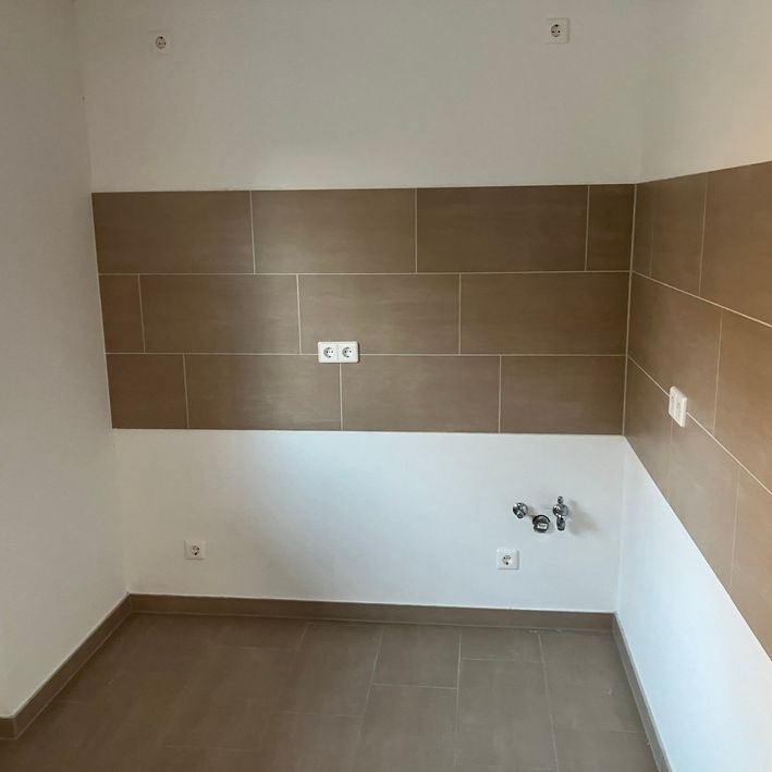 Ihr neues Zuhause im 5. Obergeschoss mit Aufzug erwartet Sie! - Photo 1