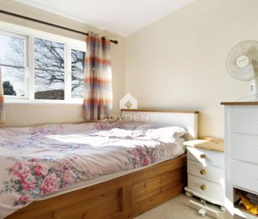 California Close, Colchester - Photo 2