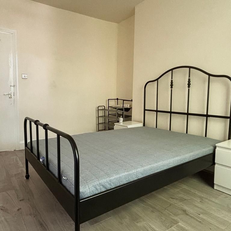 3 bedroom flat to rent - Photo 1