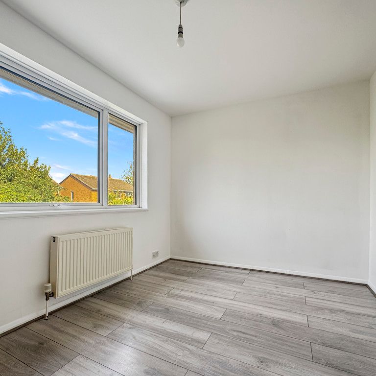 A lovely detached 3 bedroom house, with garage and enclosed rear garden, located at the end of a small cul-de-sac in the popular village of Over. Close to many local amenities, including the primary school and high street. - Photo 1