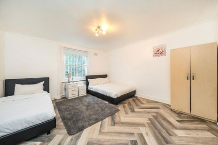 3 bedroom flat to rent - Photo 3