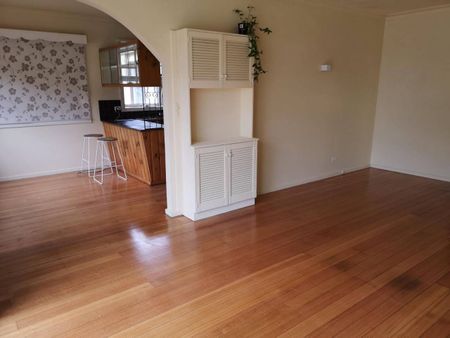 4/5 Bed Bayside Living in Mordialloc - Only 10 mins from the Beach - Photo 5