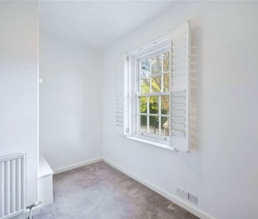 Superbly presented 3 bedroom house with garden and conservatory. - Photo 1