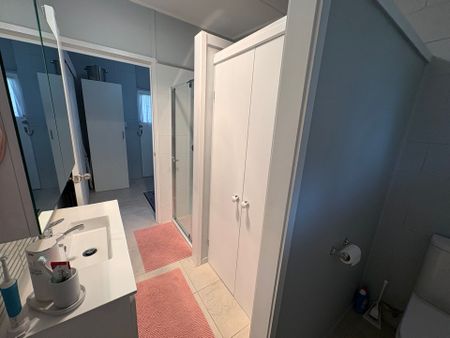 Roomy One Bedroom Unit Close to Town. - Photo 3