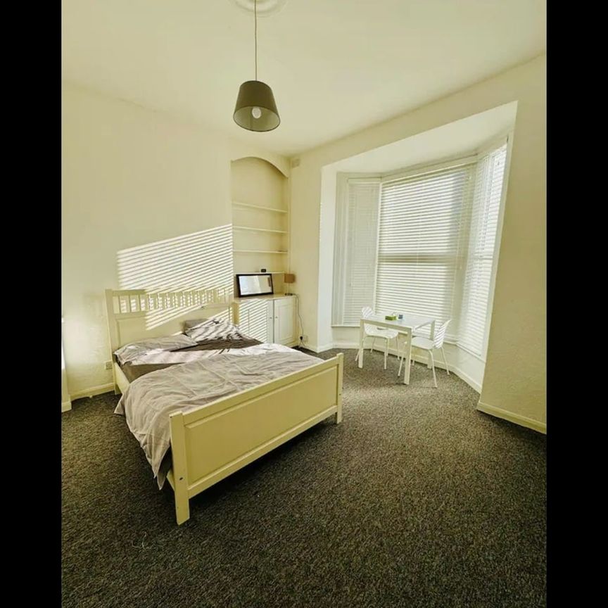 Room in a Shared House, Selhurst Road, SE25 - Photo 1