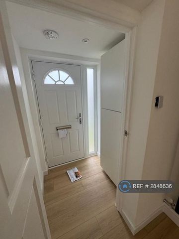 3 bedroom semi-detached house to rent - Photo 3