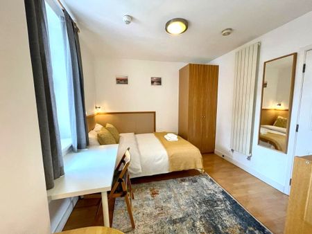 Fulham Palace Road, London - Photo 2