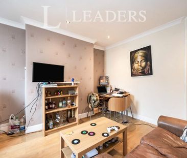 4 bedroom flat to rent - Photo 1