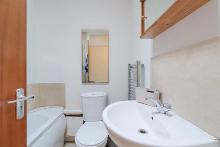 A 1 Bedroom Flat in Off Bath Road GL53 7RE - Photo 2