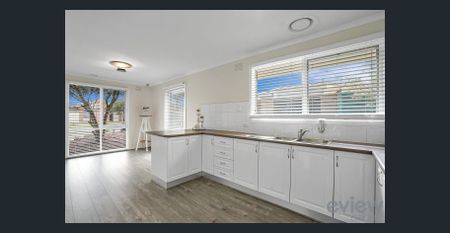 35 Daphne Crescent, Werribee, Vic 3030 - Photo 3