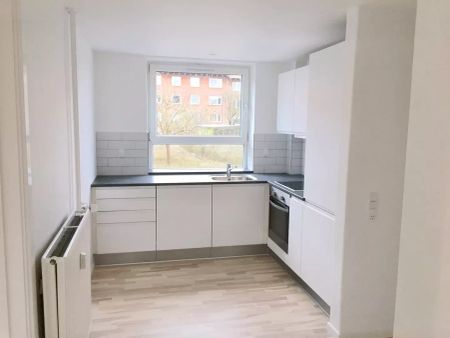 Renoveret 2-værelses lejlighed med altan - tæt ved fjorden - Foto 2