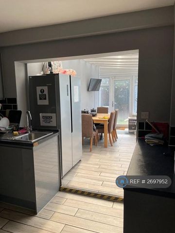 1 bedroom in a house share to rent - Photo 2