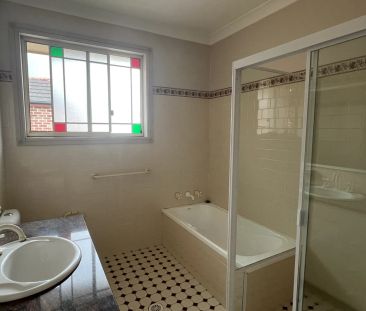 Modern Split Level Townhouse In Kogarah - Photo 4