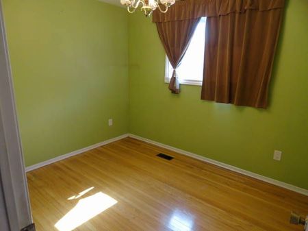 For Lease - 879 Consort Crescent, Mississauga, Ontario - Photo 3