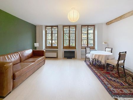 Studio meublé, donnant sur la place du bourg de four en vieille ville. - Foto 2