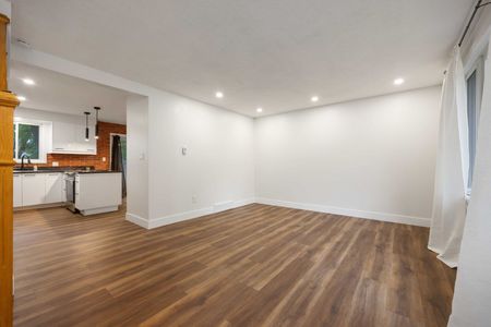 Freshly Updated 3 Bedroom Townhouse! - Photo 4