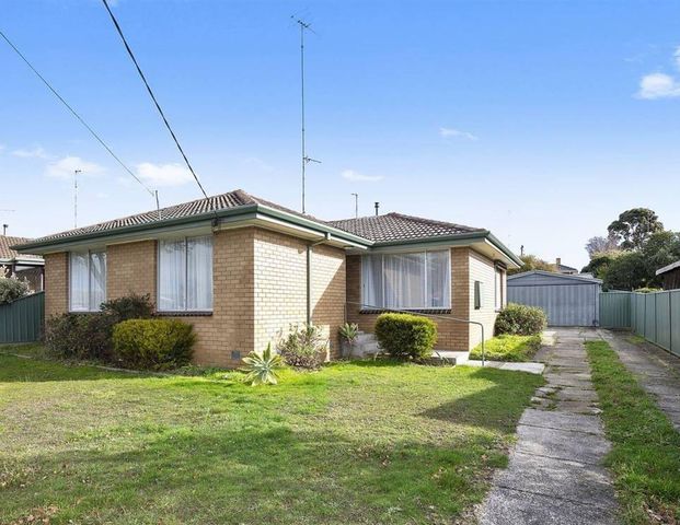 3 Bedroom Wendouree Home Close to Everything - Photo 1