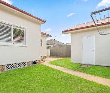 UPDATED FOUR BEDROOM HOME WITH WATER & ELEC INCLUDED - Photo 5