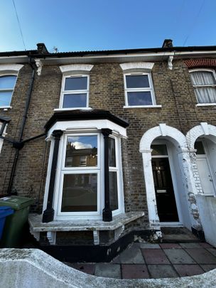 4 bed mid-terraced house available - Photo 1