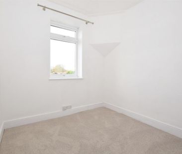 3 bedroom flat to rent - Photo 4