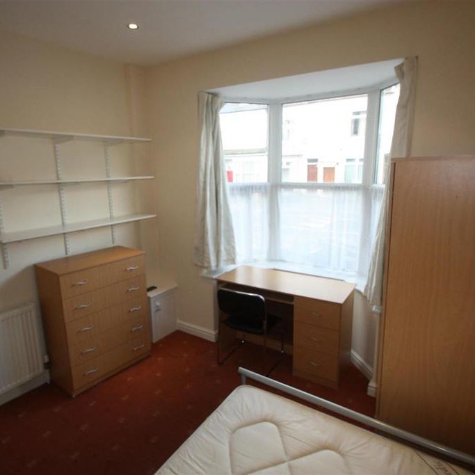 8 bedroom house to rent - Photo 1