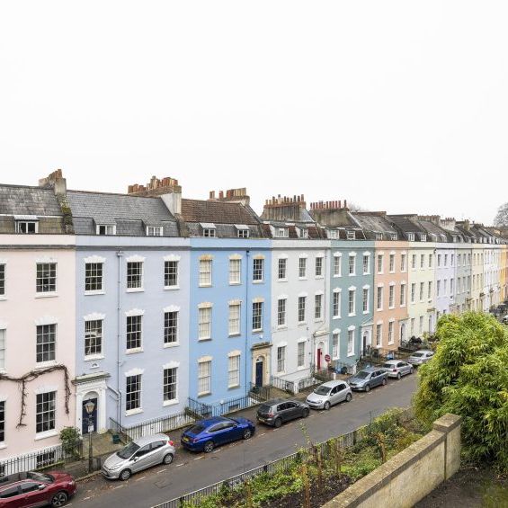 3 Bed Flat - Photo 1