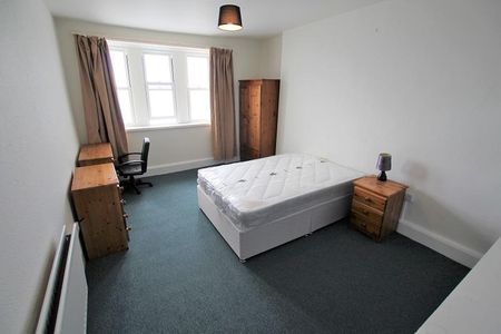 4 bedroom flat to rent - Photo 2