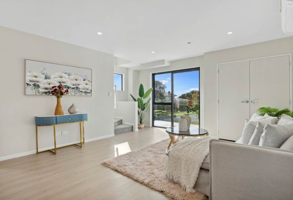 Mangere, 4 bedrooms - Photo 1