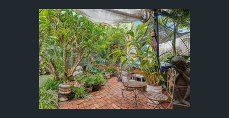 Coastal Charm with Space, Comfort & Sea Views - Photo 2