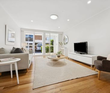 Bright & Spacious Rear Unit with Brand New Split System Comfort - Photo 1