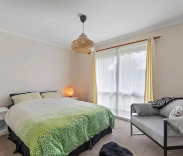 “Stylish & Spacious Family Home in Pakenham” - Photo 4