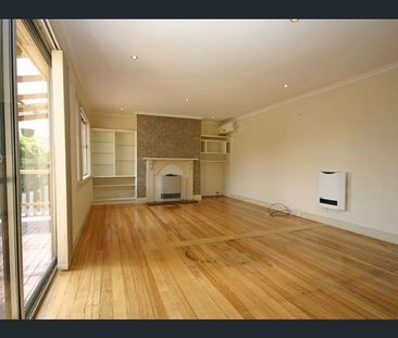 Sunny Three Bedroom Home! - Photo 1