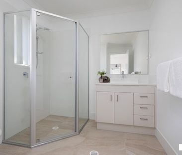 Luxury 3 bed townhouse, convenient to everything! - Photo 6