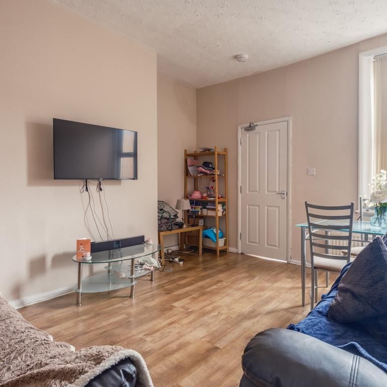 3 bedroom flat to rent - Photo 1