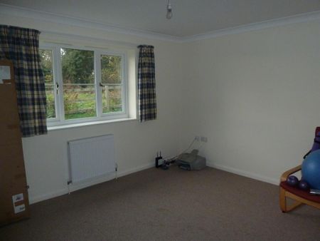 4 bedroom semi-detached bungalow to rent - Photo 3