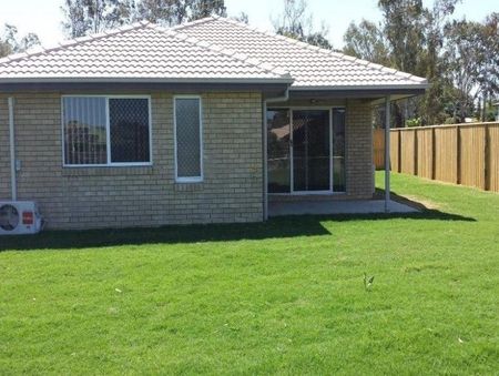 Modern Family home with large yard - Photo 4