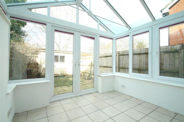 Milton Place, High Wycombe - Photo 1