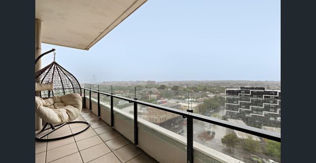 Live the High Life! Spacious 10th-Floor Apartment with Sweeping City & Bay Views - Photo 1