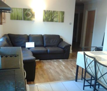 3 Bed Flat, Skyview Apartments, CR0 - Photo 1
