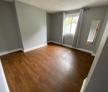 38 Calderwood Drive - Upper - 4 bed, 1 bath - STUDENTS - Photo 5