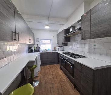 8 bedroom house of multiple occupation to rent - Photo 1