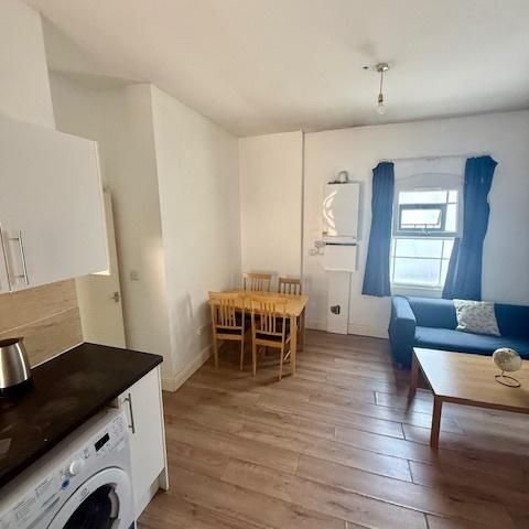 4 bedroom flat to rent - Photo 1