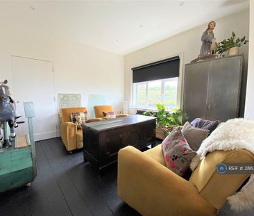 3 bedroom end of terrace house to rent - Photo 2