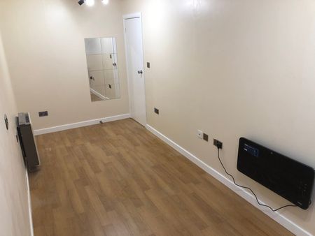 2 Bed Flat, Greenacre Gardens, E17 - Photo 2