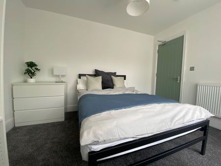 5 Bed Terraced House, Westdown Road, E15 - Photo 4