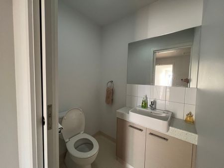 Newly Renovated 2 Bedroom Apartment in CBD! - Photo 3